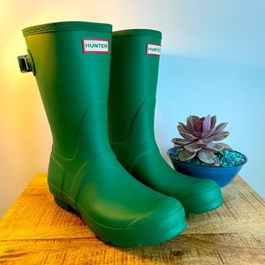 Hunter new in box Women’s size 8 green short rain boots.